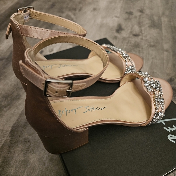 NWT Betsey Johnson Mel Rhinestone Champagne Block Heel Pumps - Picture 6 of 10
